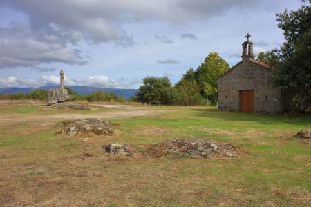 Ermita, cruceiro y petroglifos de San Vitorio