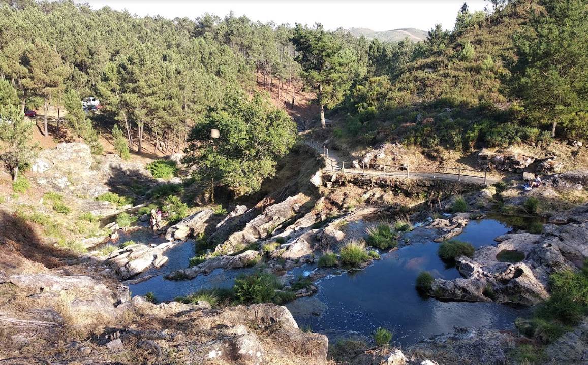Pozo do Arco, molinos, cascada y área recreativa