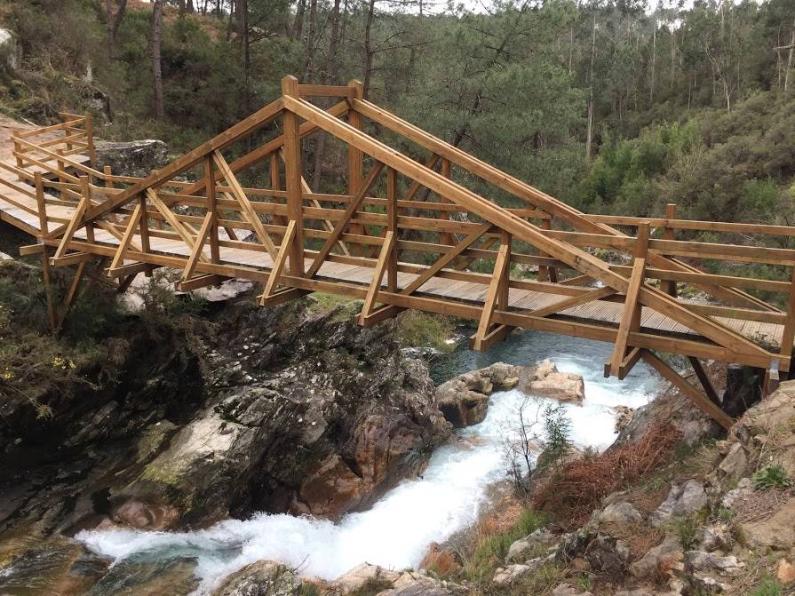 Pozo do Arco, molinos, cascada y área recreativa