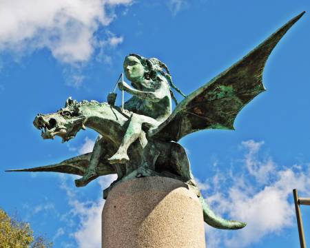 Escultura del hada y el dragón