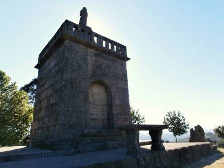 Capilla y cruz del Monte de Cristo Rei