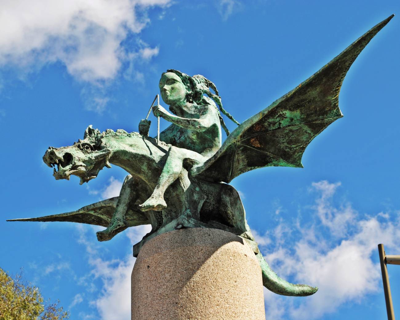 Escultura del hada y el dragón