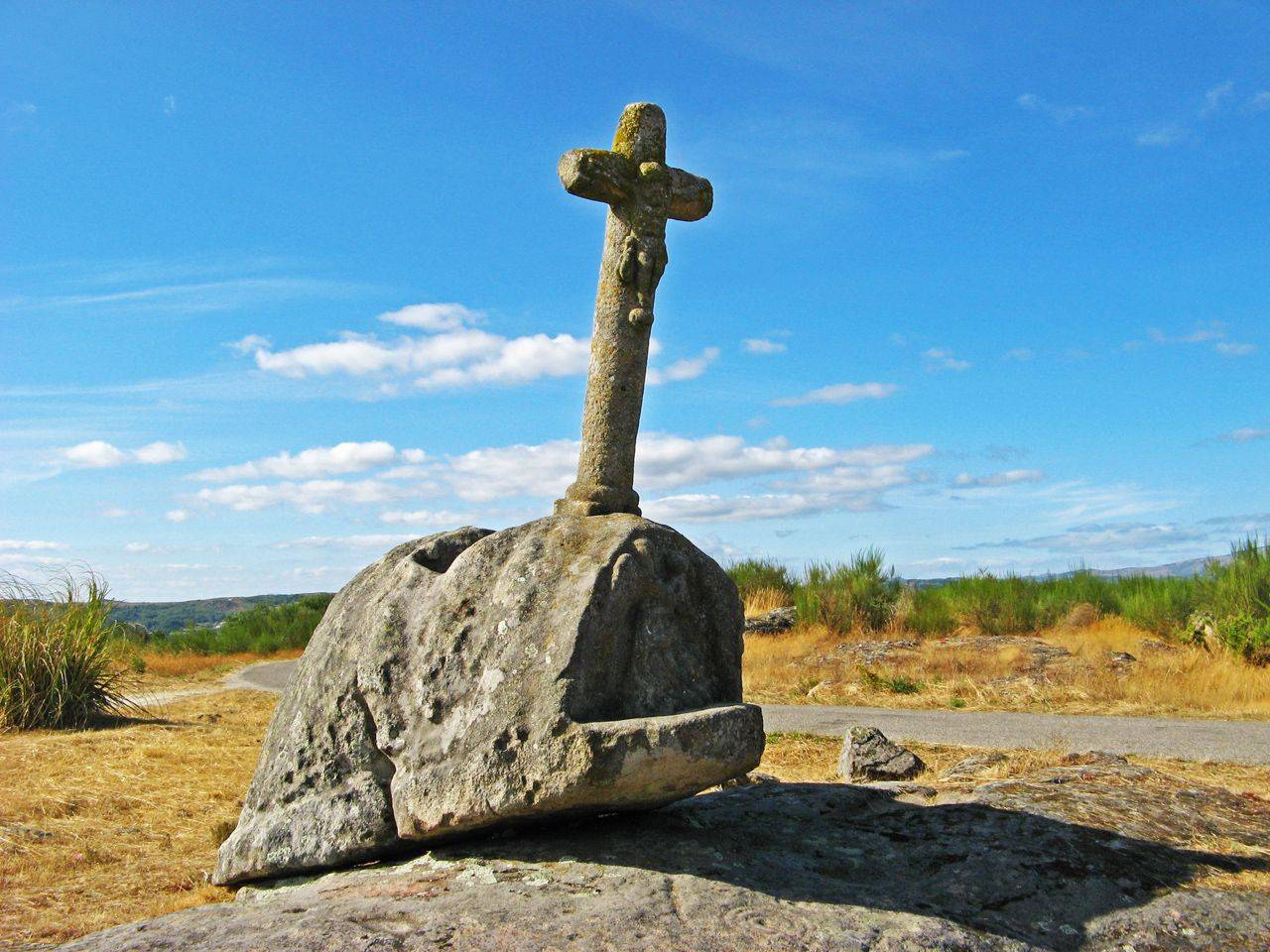 Ermida, cruceiro y petroglifos de San Vitorio